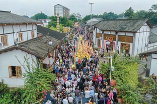 沃恩：让本西一直随队参与训练 是为了让他的复出过程不那么艰难